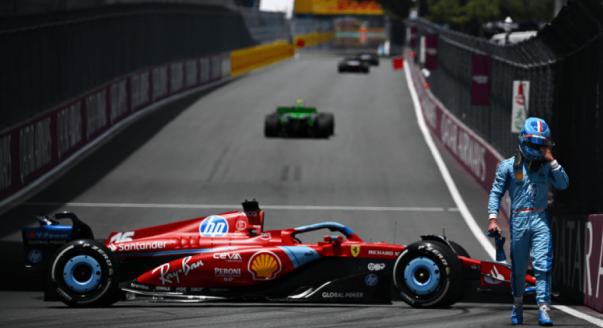 Verstappen az élen, Leclerc alatt megállt a Ferrari