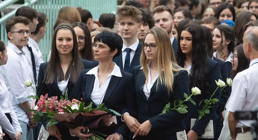 Lezárult egy fejezet, elballagtak a Tóth Árpád Gimnázium végzősei - fotókkal