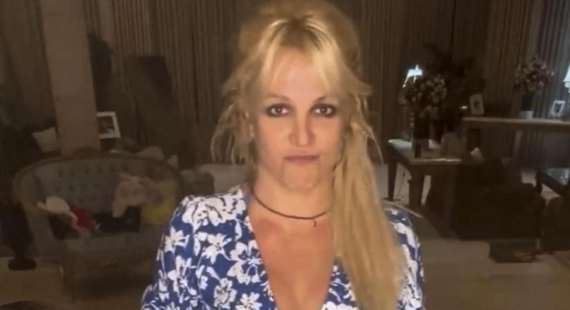 Britney Spears ismét összeomlott: mezítláb, párnát szorongatva vitték el a mentősök