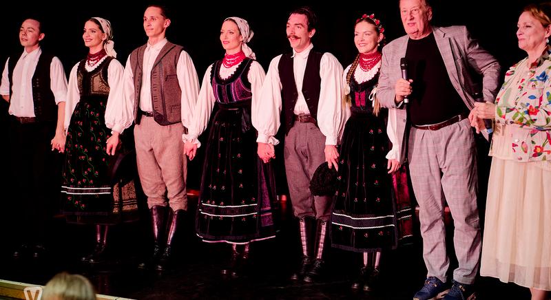 Viseletbemutató a Magyar Nemzeti Táncegyüttes táncosaival