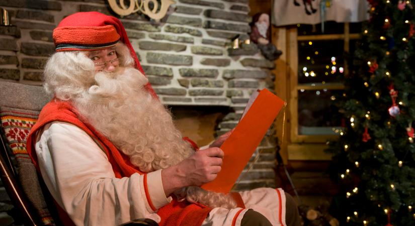 Idén nem jöhetett Miskolcra, de üzent olvasóinknak Santa a birodalmából