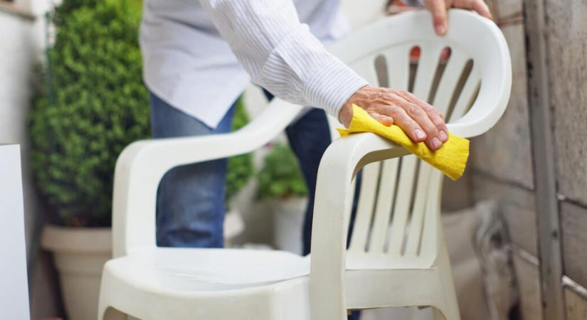 Így varázsold újra fehérré a kerti műanyag székeket