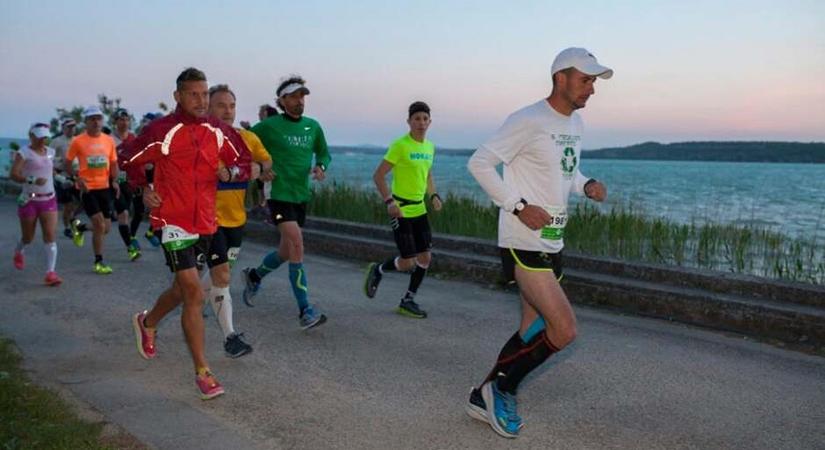 Tízezrek futnak a Balaton körül, hajnalban indult a váltóverseny