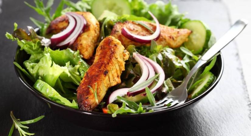 Fűszeres csirkecsíkok salátaágyon: könnyű, mégis laktató