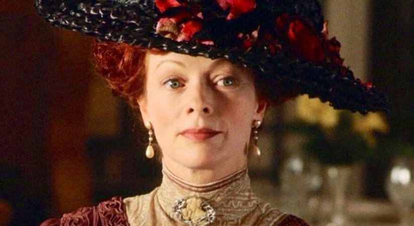Ő volt Rose anyja a Titanicban – A 71 éves színésznő ma is nagyon csinosan fest
