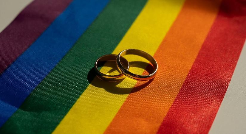 Katolikus pap áldotta meg a homoszexuális „házasokat”