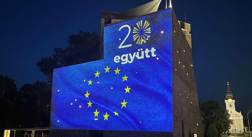 Vára fényfestésével emlékezett Szolnok hazánk EU-csatlakozására