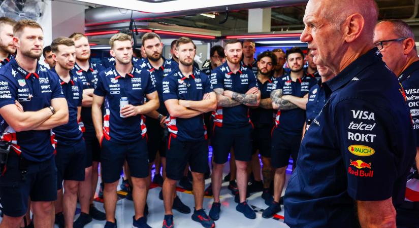 A McLaren főnök szerint dőlnek a dominók a Red Bullnál, az osztrákok cáfolnak