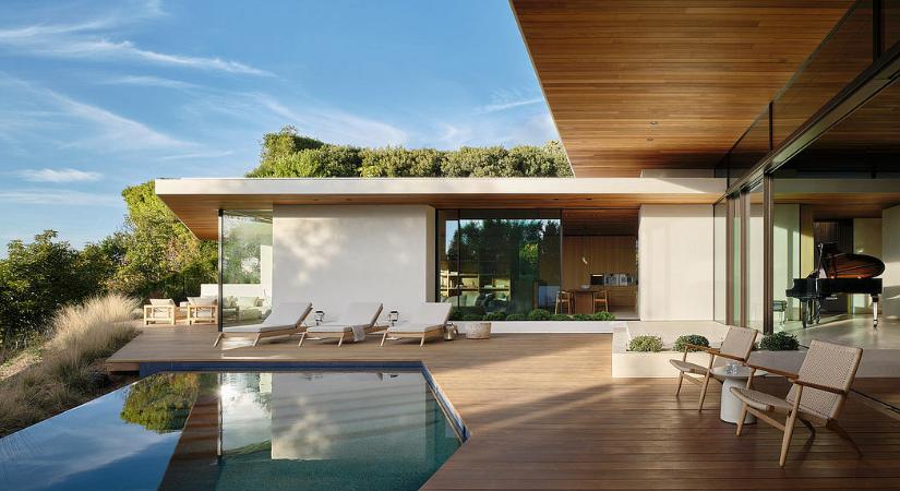 Letisztult lakberendezés nagyívű terekkel egy újépítésű házban Beverly Hillsből