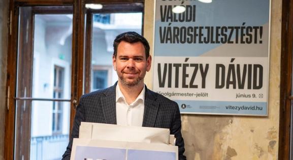 Vitézy Dávid leadta a főpolgármester-jelöltséghez szükséges ajánlásokat