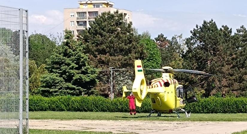 Mentőhelikopter szállt le a felső Duna-parton a kórházi bázisnál Dunaújvárosban