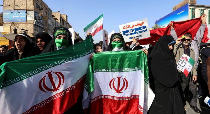 Egyelőre megmenekült a halálbüntetéstől három fiatal tüntető Iránban