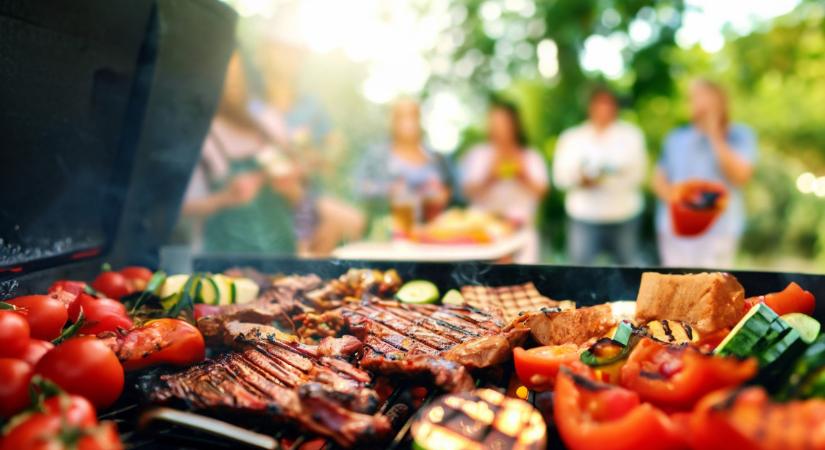 Így úszhatod meg olcsón a kerti partit: a grill és a BBQ titkos trükkje, ahogy a sztárséfek is csinálják