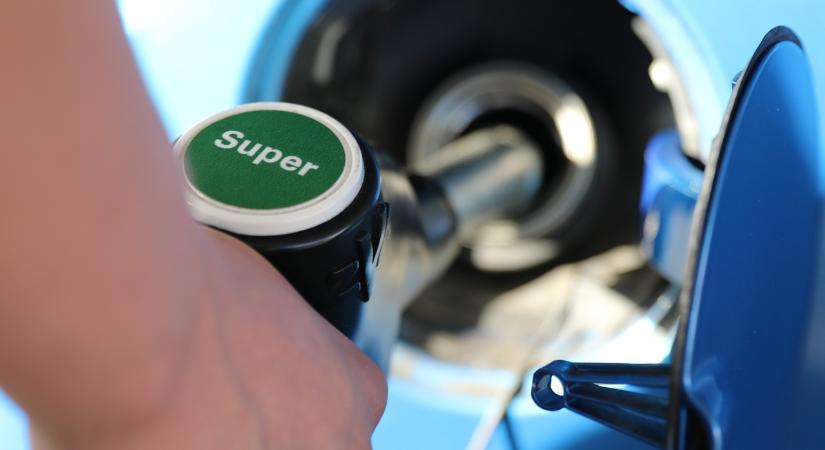Sikeres az üzemanyagok árcsökkentése: a benzin 20, a gázolaj 45 forinttal olcsóbb, mint áprilisban