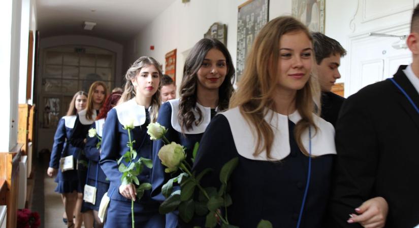 A Fráteres diákok is elbúcsúztak középiskolás éveiktől (fotókkal, videóval)