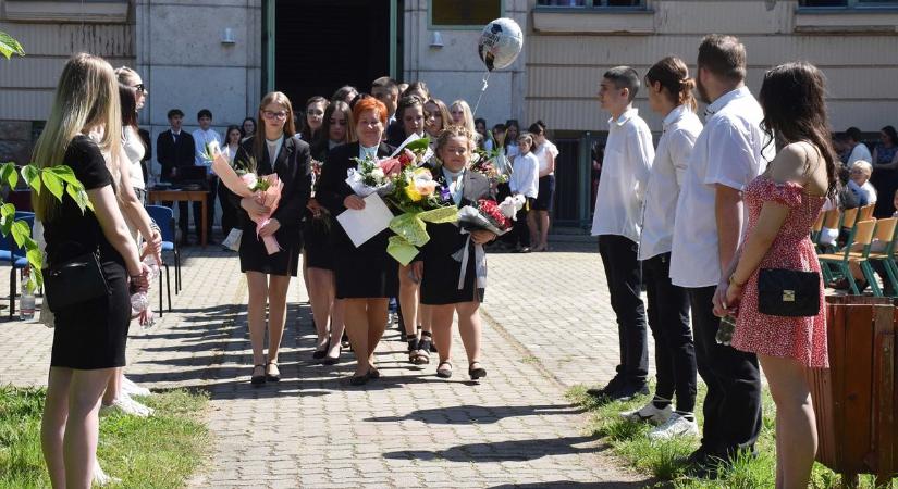 A jászapáti Széchenyi gimnázium végzősei is elbúcsúztak iskolájuktól