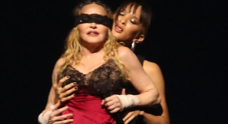 A színpadon esett egymásnak Madonna és táncosa