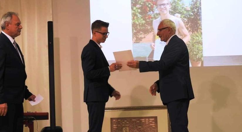 A Cseresnyés Kollégium büszkesége kapta a Tótkomlós Ifjú Tehetsége díjat