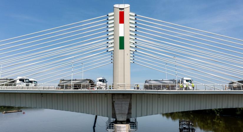 Látványos műveletekkel tesztelték Magyarország új Duna-hídját
