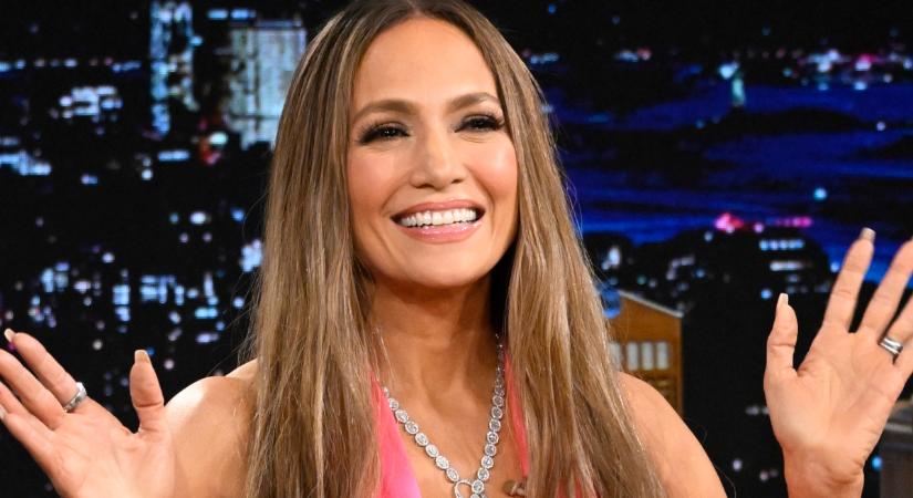 Jennifer Lopez manikűröse szerint ezek a legmenőbb körömtrendek: jöhet a csillogás is