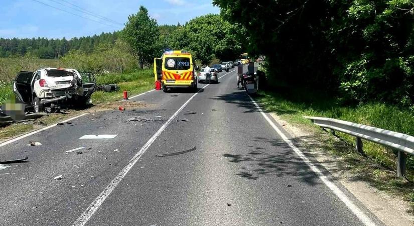 Halálos baleset a szomszéd vármegyében: személyautóval ütközött egy motoros - fotók