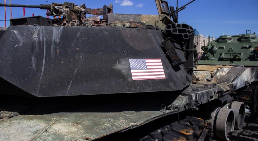 Trófeaként mutogatnak kilőtt Abrams és Leopard tankokat Moszkvában