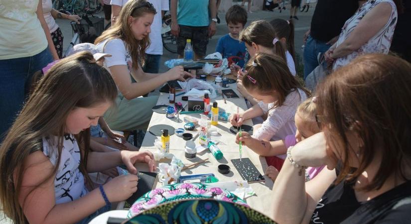 Debrecen színes programokkal köszöntötte az év egyik legszebb hétvégéjén az édesanyákat – fotókkal