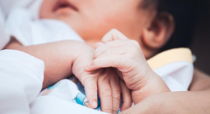 Dráma a szülészeten: egy lábbal a bal térd magasságában és 26 ujjal született egy baba
