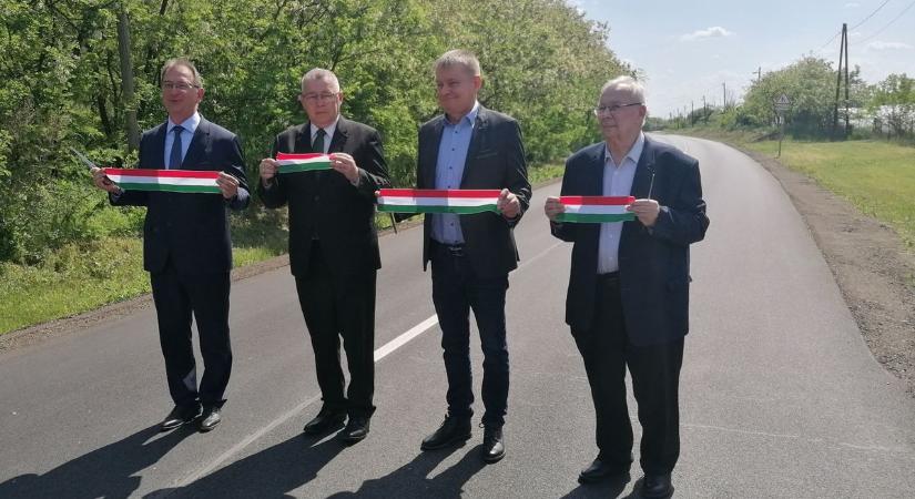 60 év után felújított útszakaszt adtak át Alatkán