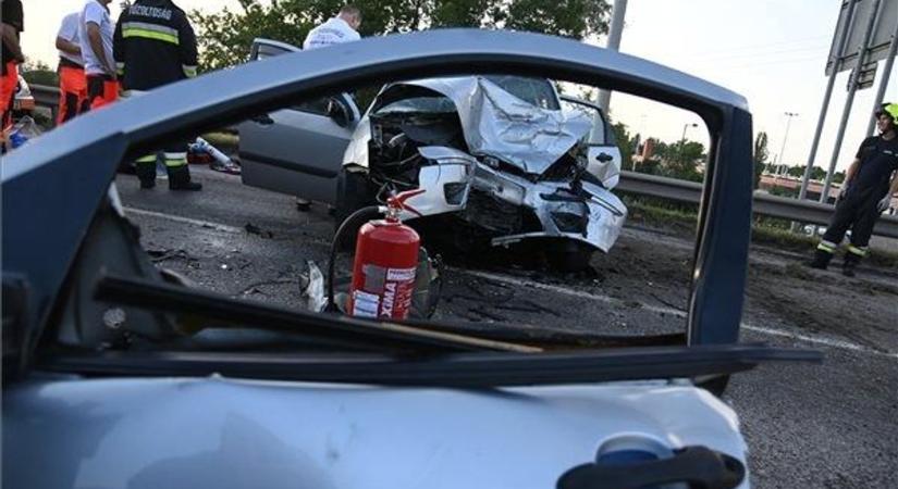 Brutális baleset Budapesten, a BKK kék busza totálkárosra törte az autót  képek