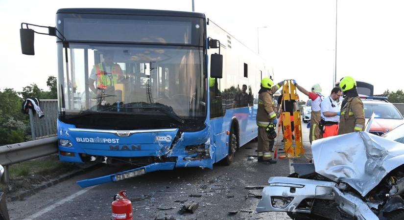 Tragikus hírt közöltek a budapesti buszbalesethez riasztott mentősök - helyszíni fotók