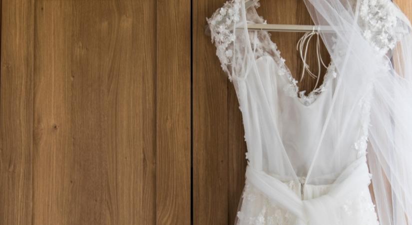 Álmai menyasszonyi ruháját találta meg a nő: amikor meglátta az árát, leesett az álla - Videó