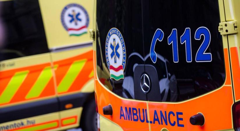 Busz ütközött autóval, egy férfi meghalt, hárman megsérültek Pesterzsébet egyik felüljáróján