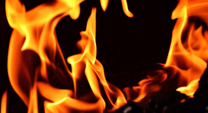 Kigyulladt egy teherautó Nyíregyházán: porig égett