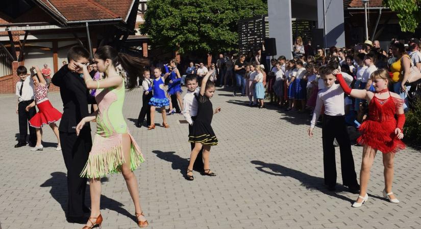 Barcsi táncosok emlékeztek meg a világnapról
