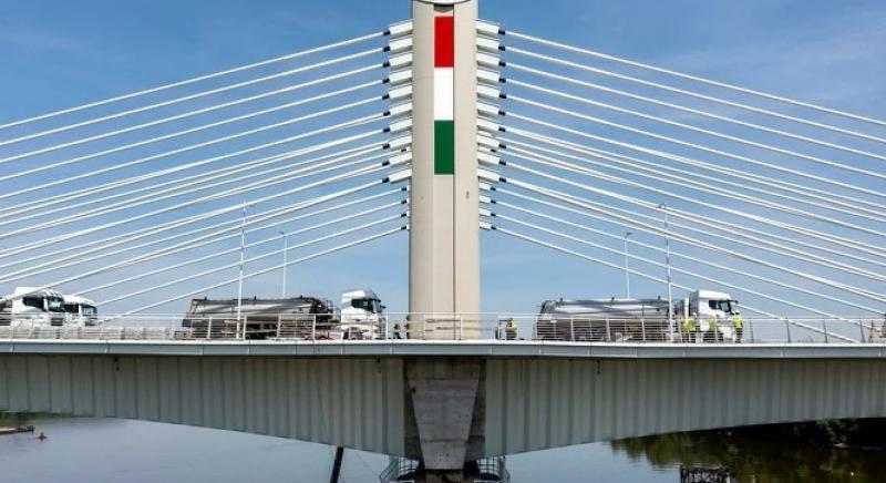 Megtörtént a Kalocsa-Paks Duna-híd próbaterhelése - 20 darab 40 tonnás teherautót vonultatott fel a Duna Aszfalt.