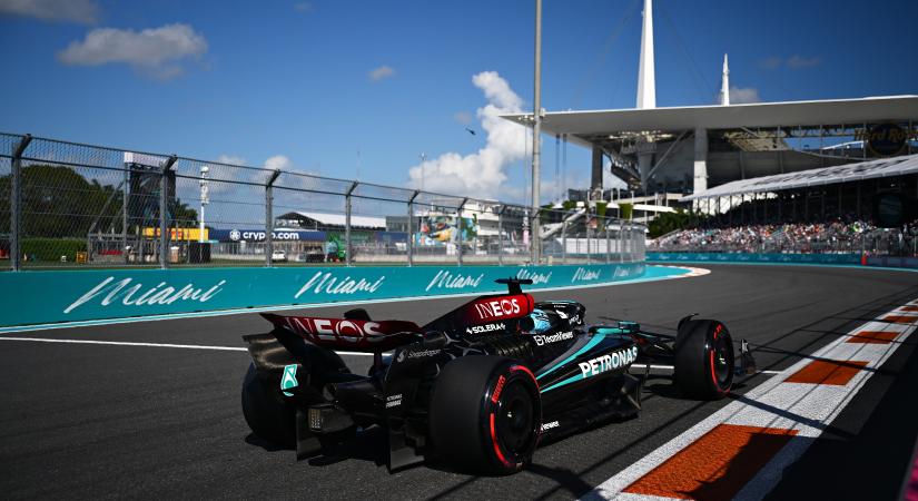 F1: Átesett a ló túloldalára a Mercedes