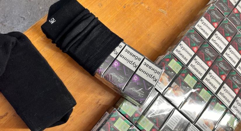 Zokniba rejtett el 350 doboz cigarettát Kárpátalján