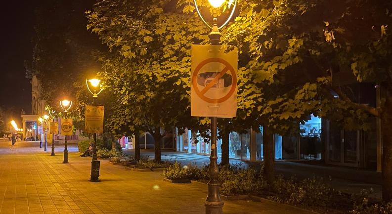 Áthúzott nadrágszíjas plakátokkal díszítette fel Magyar Péter naggyűlésének színhelyét a Fidesz