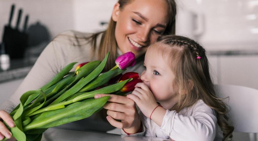 Molnár Miklós atya: Az anyai szeretet tanít