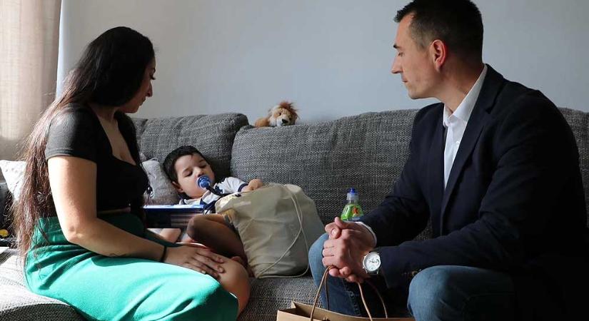 „Jonatán isteni csodának köszönhetően túlélte” -meglátogatta otthonában az ötödik emeletről kizuhant 3 éves kisfiút Csepel polgármestere