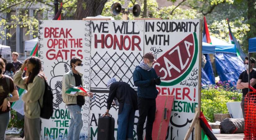 Folytatódtak a palesztinpárti tüntetések az amerikai egyetemeken, Virginiában rohamrendőrök vetettek véget a tiltakozásnak