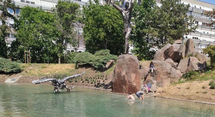 Gyerekek fürdőztek a Prométheusz Park szökőkútjában