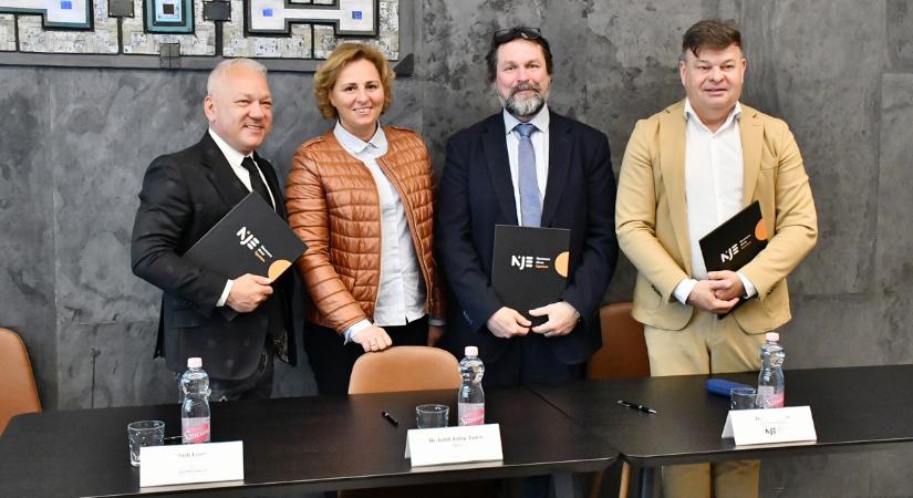 Együttműködési megállapodást kötött a Neumann János Egyetem és a Szentkirályi Magyarország Kft.