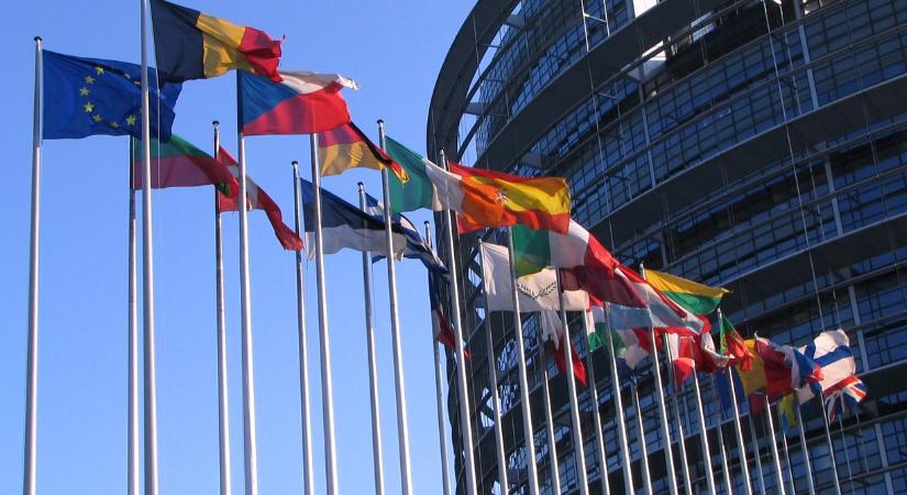 13 párt adott le listát az EP választásra
