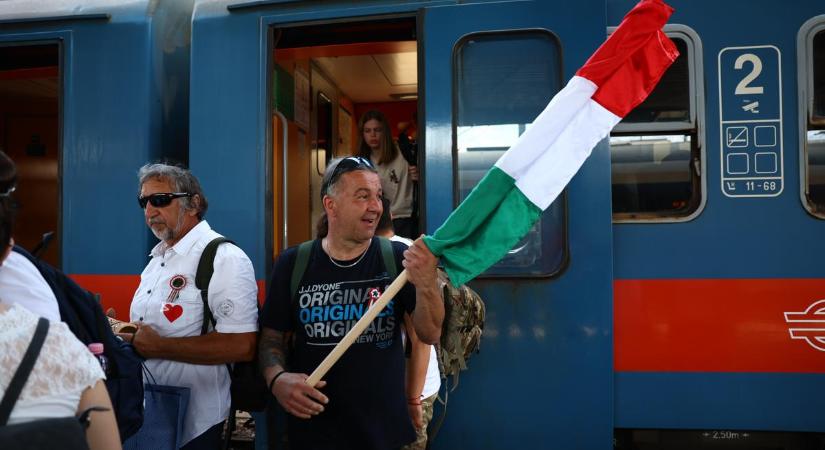 Befutott Magyar Péter vonata Debrecenbe: így készülnek a tüntetésre - fotó