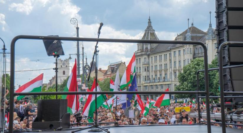Rengeteg ember tüntet, Magyar Péter most megnézi, Debrecen fideszes maradt-e – Percről percre