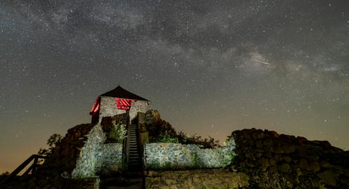 Hihetetlen fotókon a nemzetközi űrállomás és egy meteor a salgói vár felett