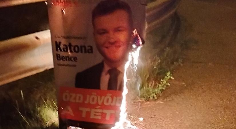 Felgyújtották a Fidesz-KDNP választási plakátjait Ózdon