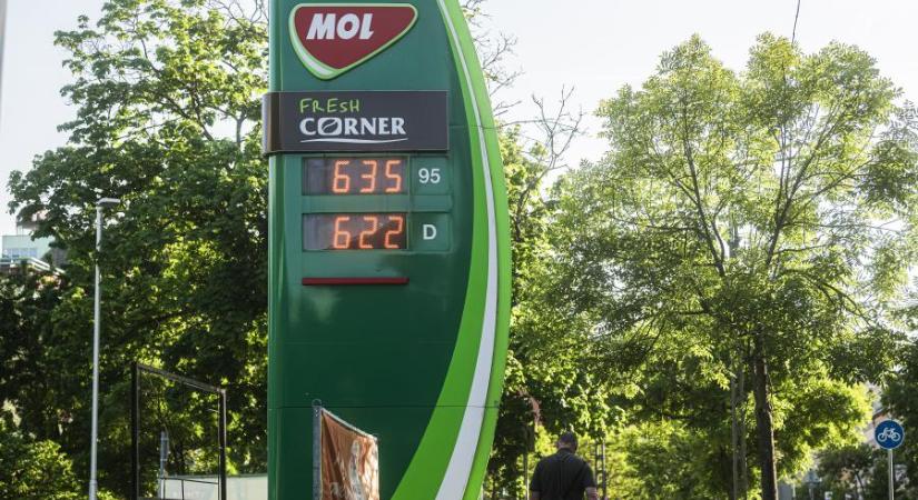 Hétfőtől újfent rendhagyó módon további 2-2 forinttal csökken a benzin és a gázolaj nagykereskedelmi ára